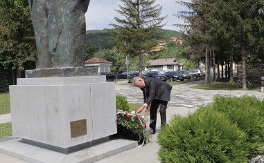 По случай 24 май от името на УНСС венец пред паметника на Светите братя Кирил и Методий в двора на Царибродската гимназия поднесе инж. Юлиян Прилепски, директор на дирекция „Управление на собствеността“